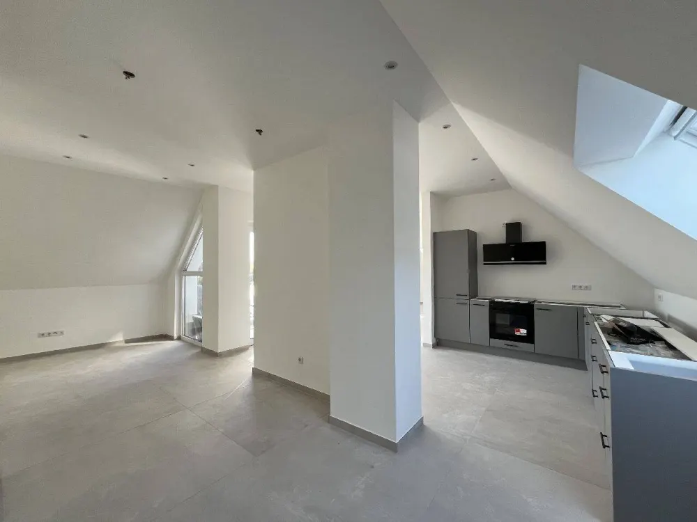 Erstbezug: DG 3-Zimmer-Wohnung im KFW 40 QNG Standard mit Einbauküche, Loggia und PV Strom