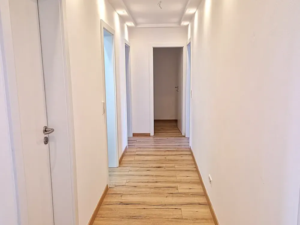 Hochwertig sanierte 3,5 Zimmer, Küche -Bad - Wohnung