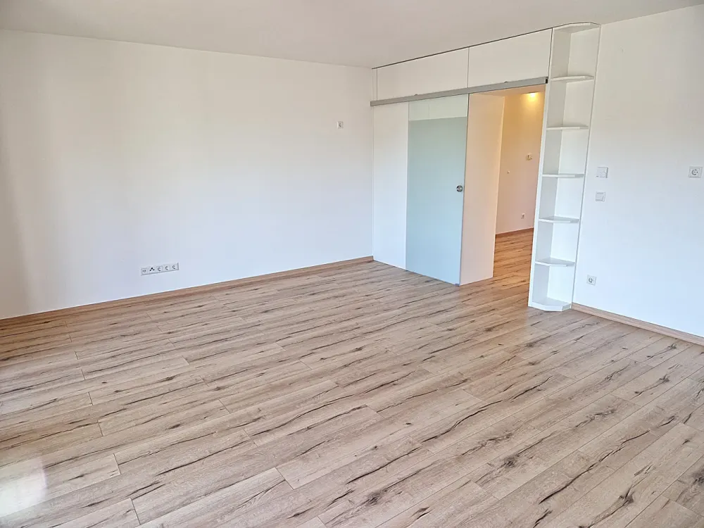 Hochwertig sanierte 3,5 Zimmer, Küche -Bad - Wohnung