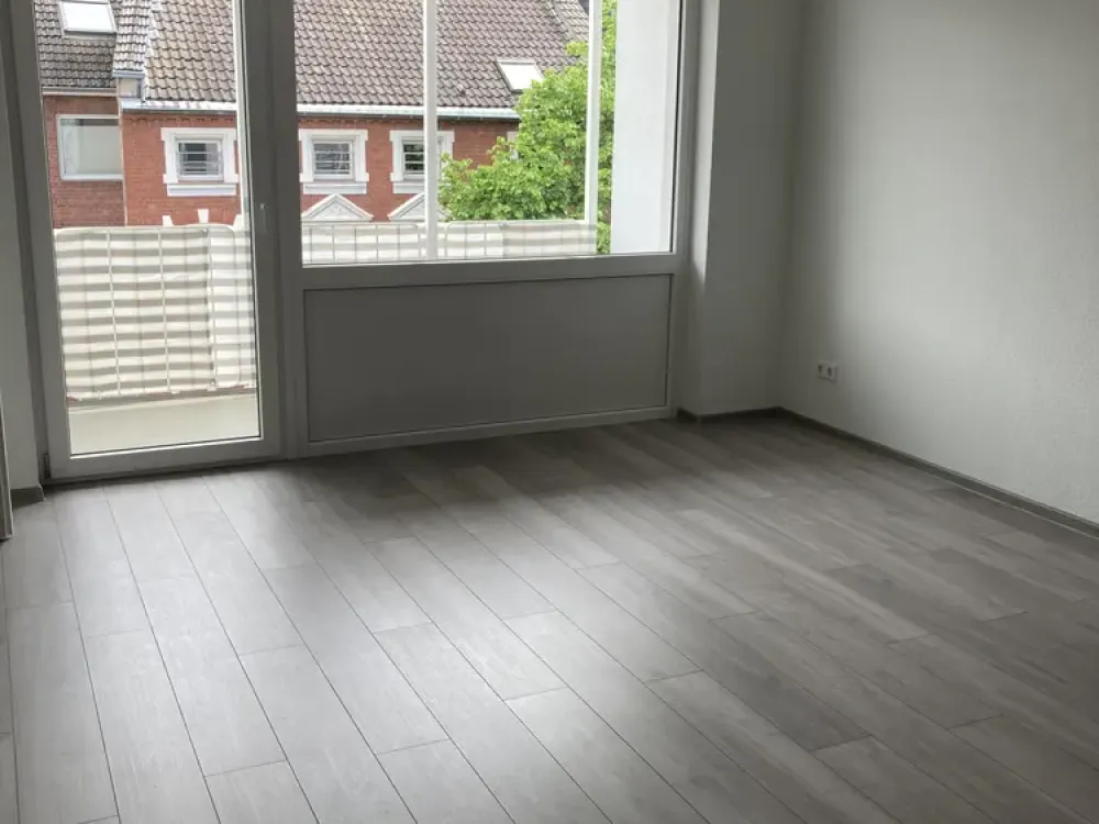 Stylish and bright apartment, comfortable living in renovated low-barrier apartment with balcony