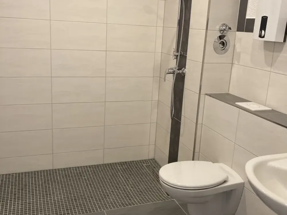 Stylish and bright apartment, comfortable living in renovated low-barrier apartment with balcony