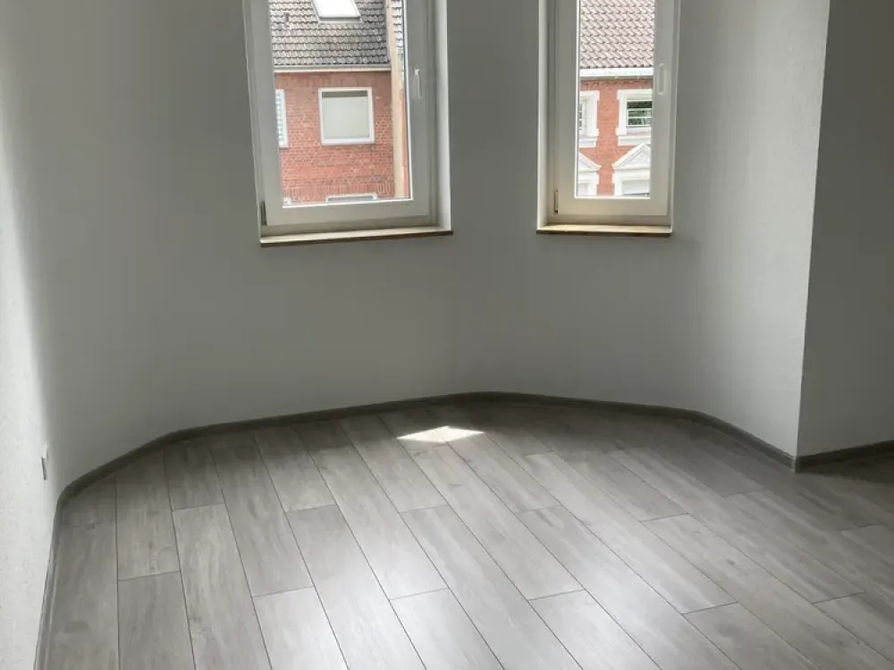Stylish and bright apartment, comfortable living in renovated low-barrier apartment with balcony