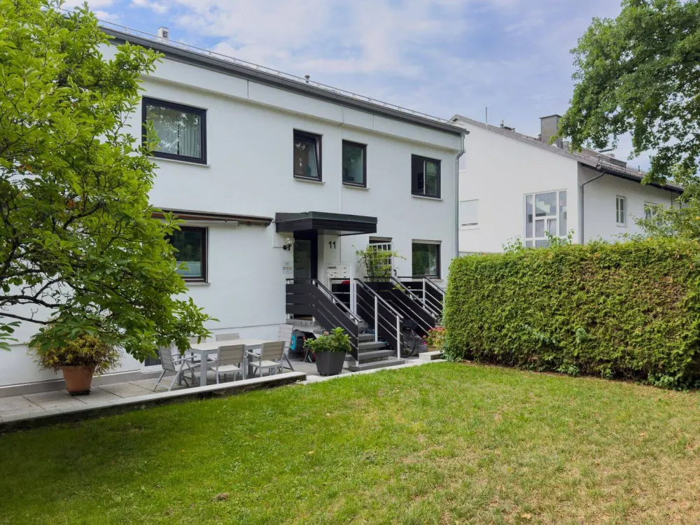 Möblierte 3-Zimmer-Wohnung mit Einbauküche, 1x Balkon und TG-Stellplatz im schönen Bogenhausen