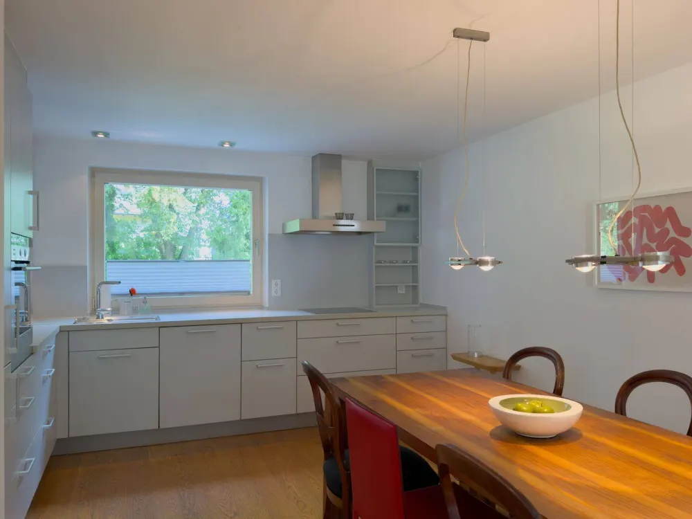 Möblierte 3-Zimmer-Wohnung mit Einbauküche, 1x Balkon und TG-Stellplatz im schönen Bogenhausen