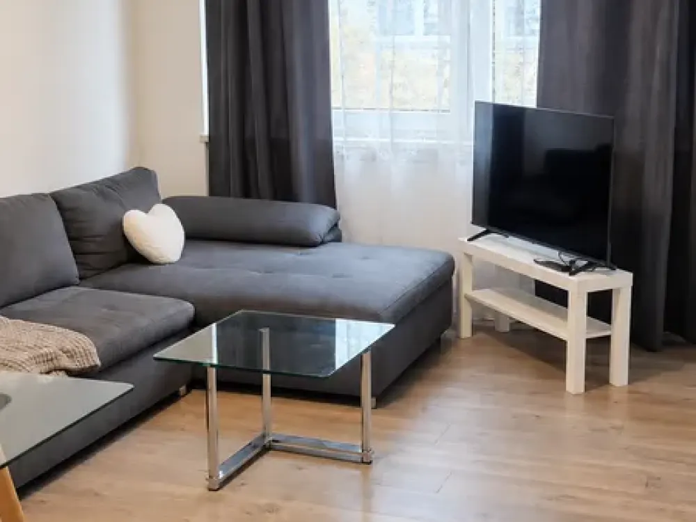 Renoviert & möbliert: Helle 2-Zimmer-Wohnung mit Balkon in Düsseldorf-Stadtmitte