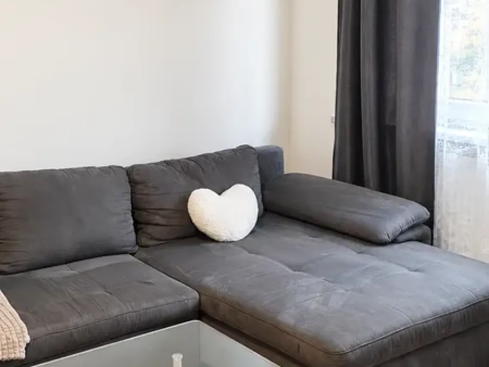 Renoviert & möbliert: Helle 2-Zimmer-Wohnung mit Balkon in Düsseldorf-Stadtmitte