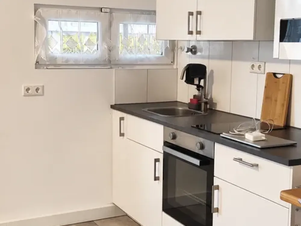 Renoviert & möbliert: Helle 2-Zimmer-Wohnung mit Balkon in Düsseldorf-Stadtmitte