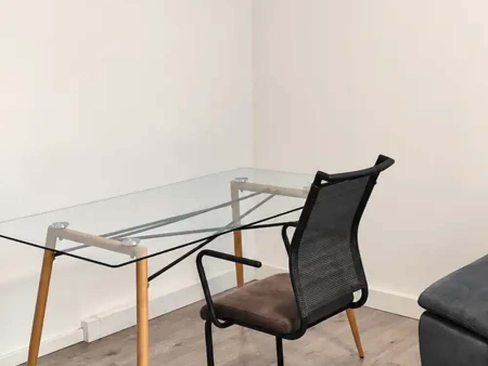 Renoviert & möbliert: Helle 2-Zimmer-Wohnung mit Balkon in Düsseldorf-Stadtmitte