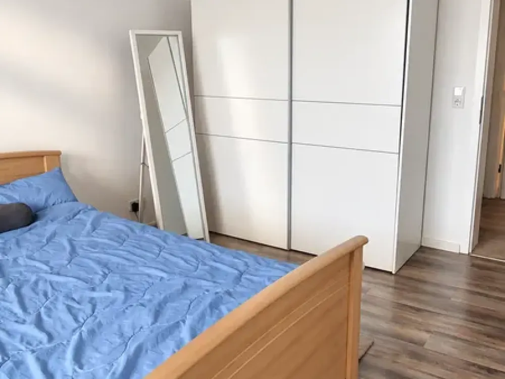 Renoviert & möbliert: Helle 2-Zimmer-Wohnung mit Balkon in Düsseldorf-Stadtmitte