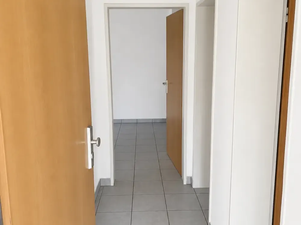 Helle, sehr schön geschnittene Zwei-Zi-Wohnung mit Balkon zu vermieten