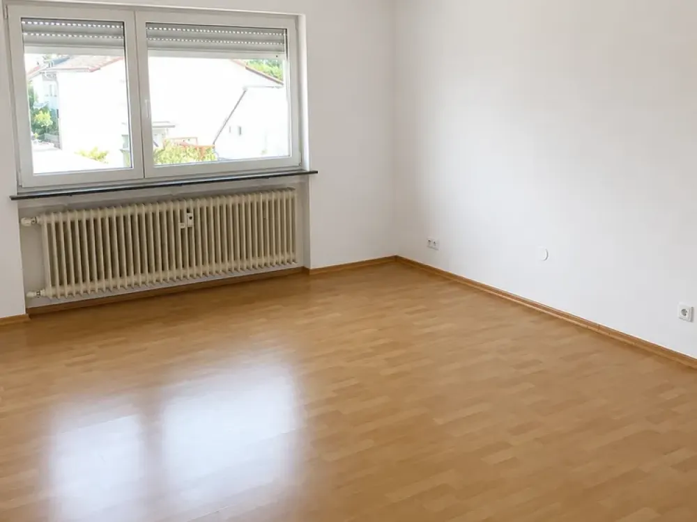 Helle, sehr schön geschnittene Zwei-Zi-Wohnung mit Balkon zu vermieten