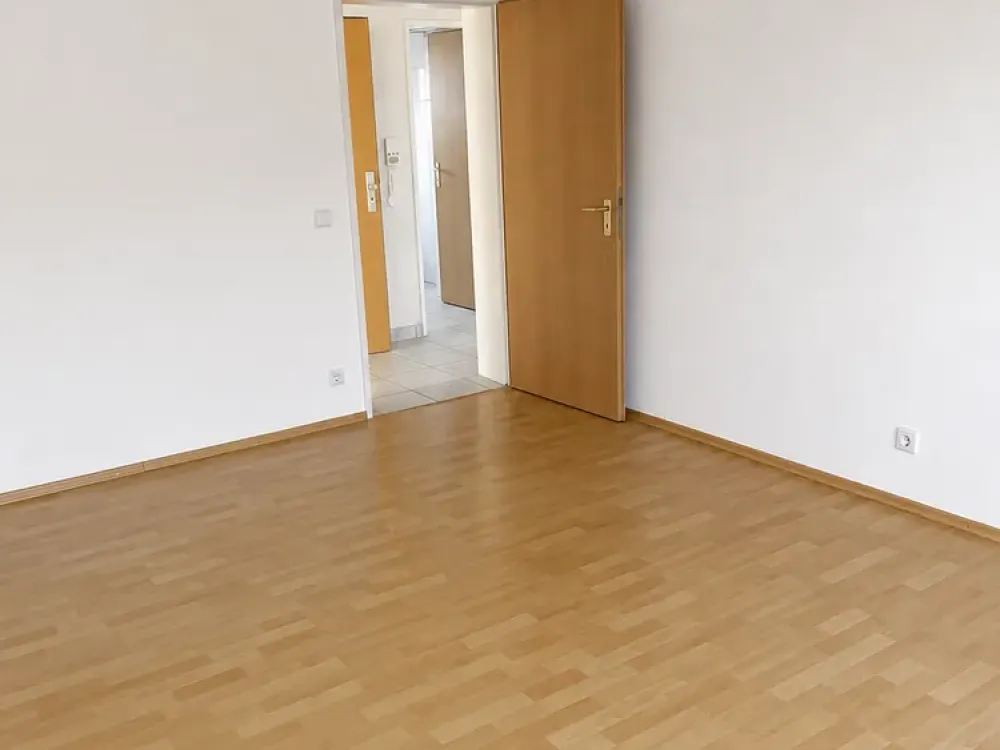 Helle, sehr schön geschnittene Zwei-Zi-Wohnung mit Balkon zu vermieten