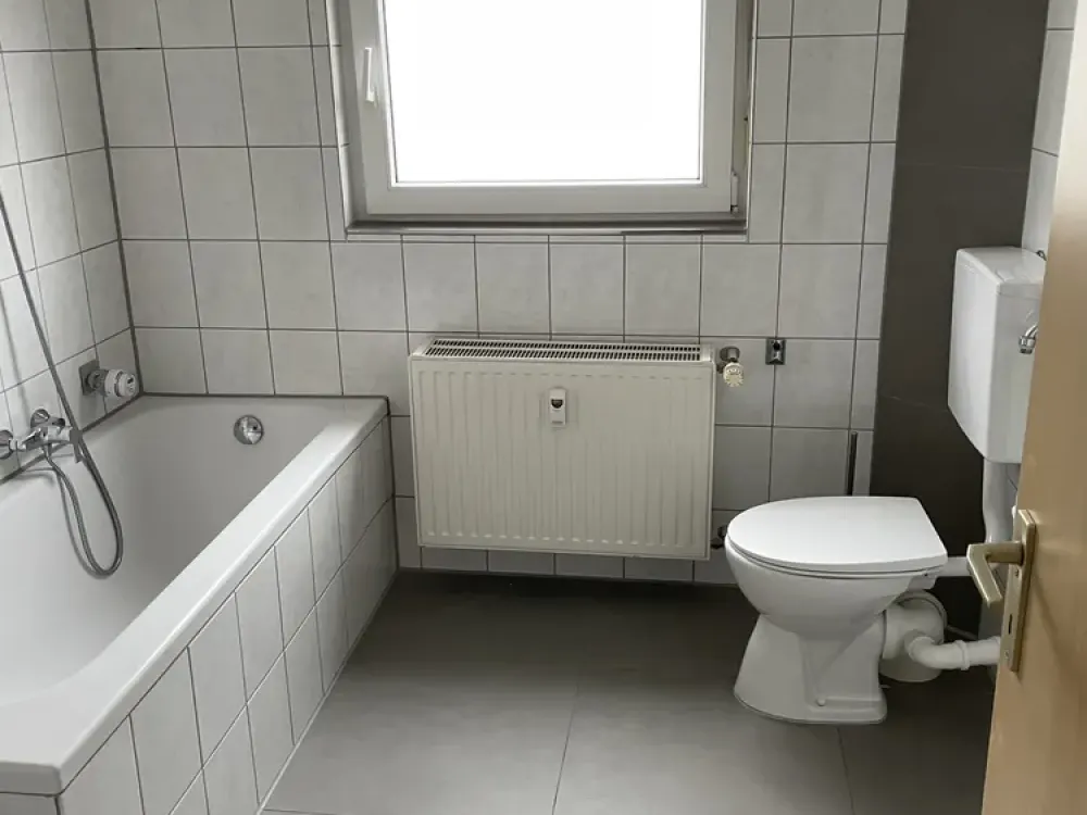 Helle, sehr schön geschnittene Zwei-Zi-Wohnung mit Balkon zu vermieten