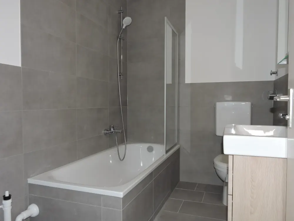شقة جديدة من 3 غرف، جنوب/شرفة، حمام/مرحاض/حوض استحمام، جراج فردي في 85570 MARKT SCHWABEN (S2)