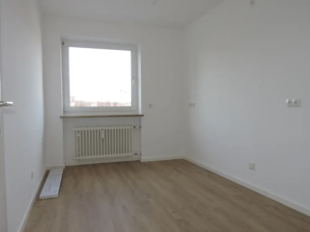 شقة جديدة من 3 غرف، جنوب/شرفة، حمام/مرحاض/حوض استحمام، جراج فردي في 85570 MARKT SCHWABEN (S2)