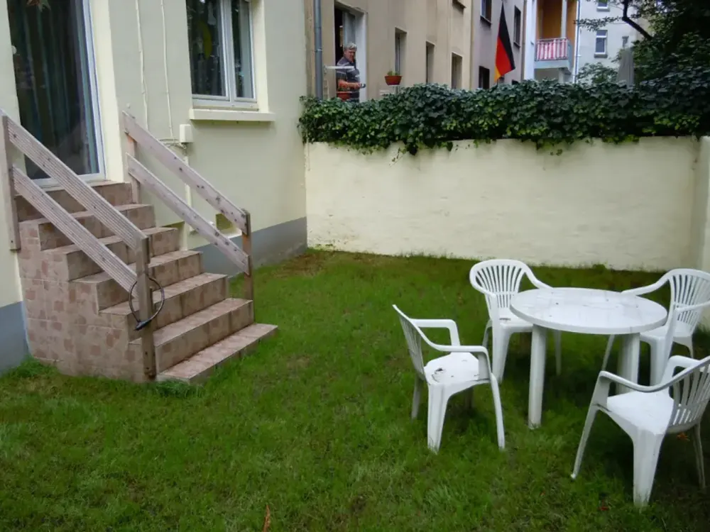 möbliertes WG-Zimmer für Studentinnen / Azubis / etc