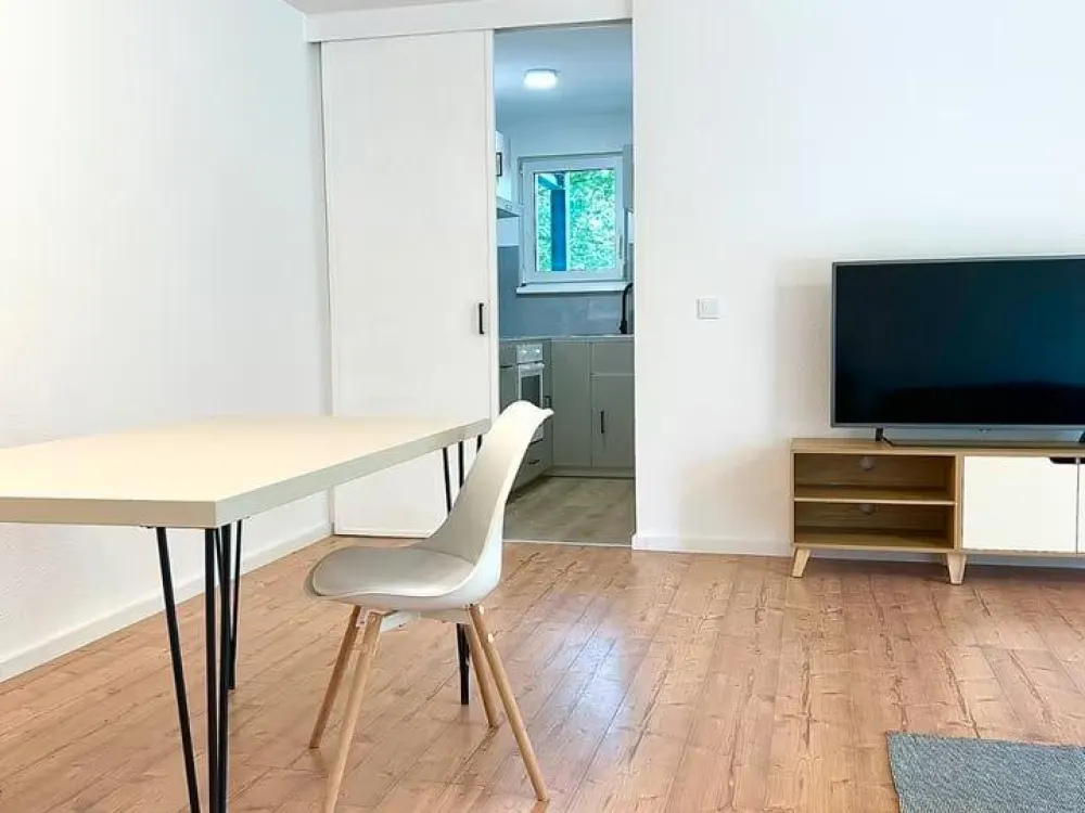 Sanierte & möblierte 2-Zimmer-Wohnung**Stelllplatz**Einbauküche