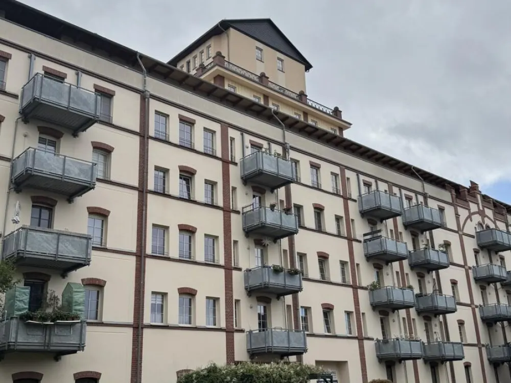 Gemütliche Zwei-Raumwohnung mit Balkon und Einbauküche. Frei ab sofort.