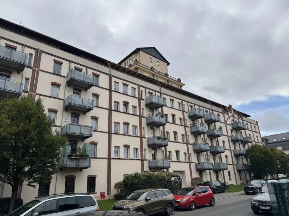 Gemütliche Zwei-Raumwohnung mit Balkon und Einbauküche. Frei ab sofort.