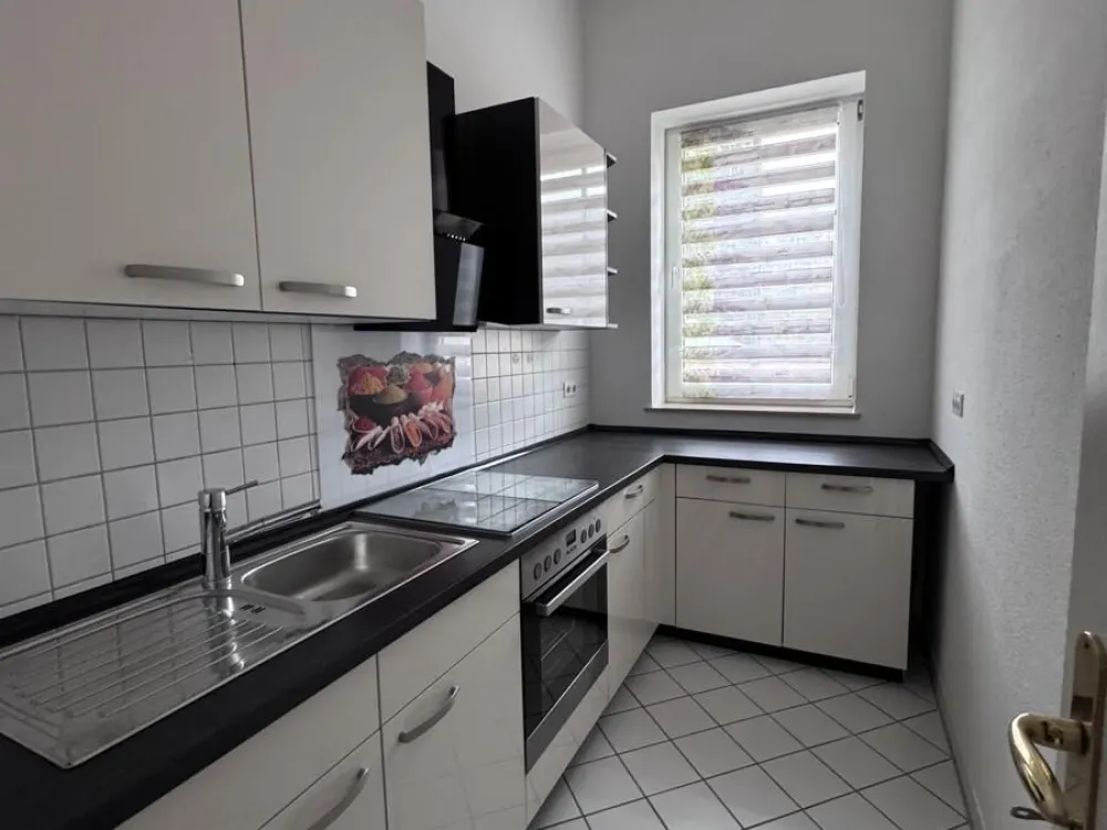 Gemütliche Zwei-Raumwohnung mit Balkon und Einbauküche. Frei ab sofort.