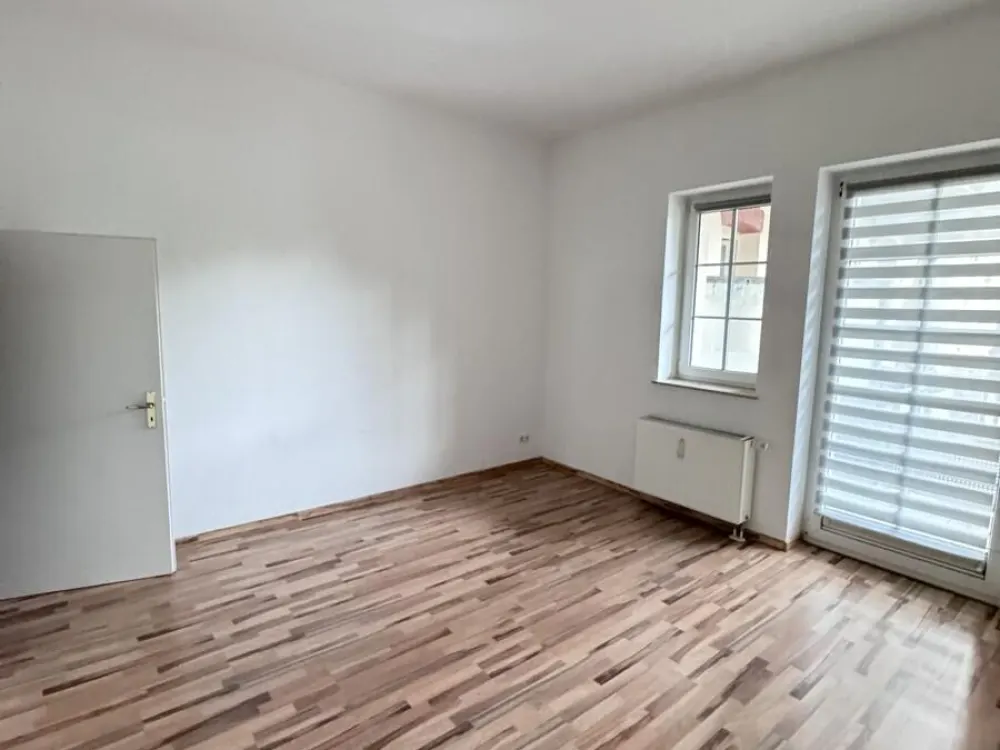 Gemütliche Zwei-Raumwohnung mit Balkon und Einbauküche. Frei ab sofort.