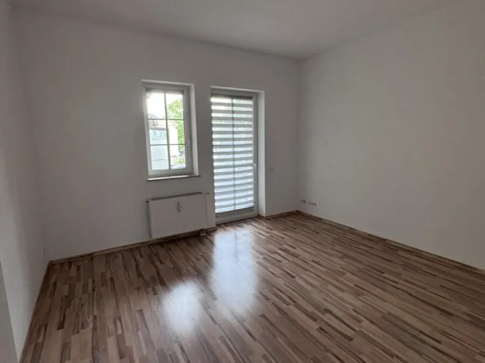 Gemütliche Zwei-Raumwohnung mit Balkon und Einbauküche. Frei ab sofort.