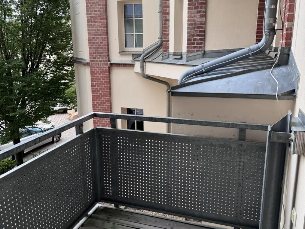 Gemütliche Zwei-Raumwohnung mit Balkon und Einbauküche. Frei ab sofort.