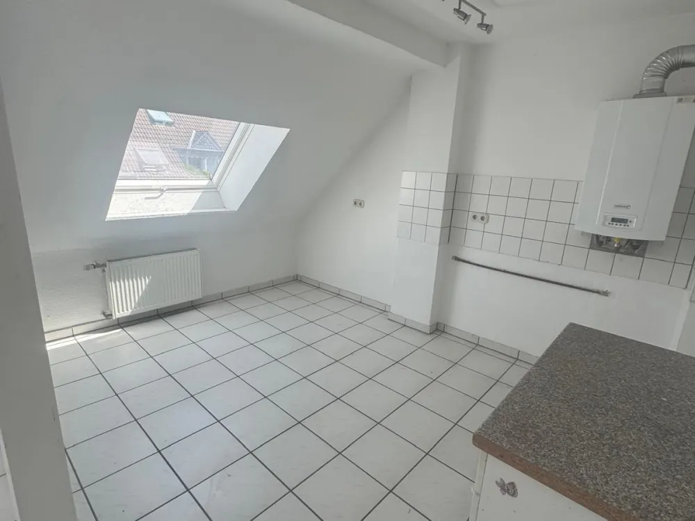 2 Zimmer DG Wohnung ab sofort