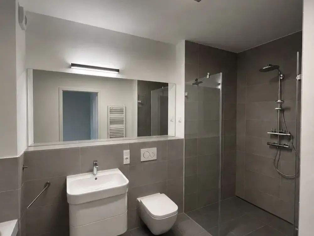 Neuwertige 3-Zimmer-Wohnung mit Balkon und EBK, STP mit Wallbox in Düsseldorf-Heerdt