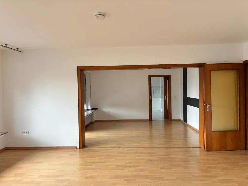 Sehr schöne 4 Zimmerwohnung im 1.OG zu vermieten