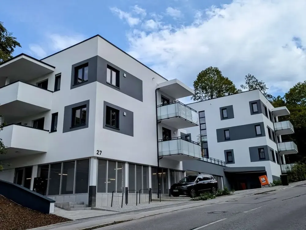 Modern 2.5-Room Apartment with Balcony, Built-in Kitchen & Parking Space in Gauting - Like New Condition