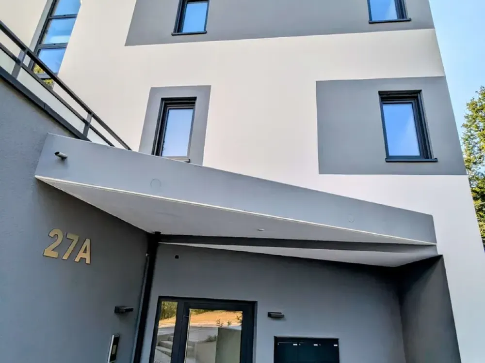 Modern 2.5-Room Apartment with Balcony, Built-in Kitchen & Parking Space in Gauting - Like New Condition