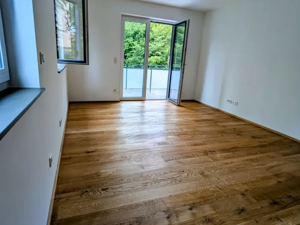 Modern 2.5-Room Apartment with Balcony, Built-in Kitchen & Parking Space in Gauting - Like New Condition