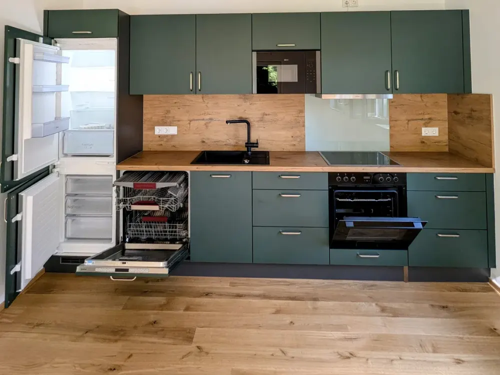 Modern 2.5-Room Apartment with Balcony, Built-in Kitchen & Parking Space in Gauting - Like New Condition