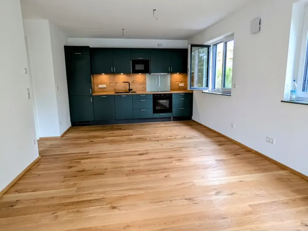 Modern 2.5-Room Apartment with Balcony, Built-in Kitchen & Parking Space in Gauting - Like New Condition