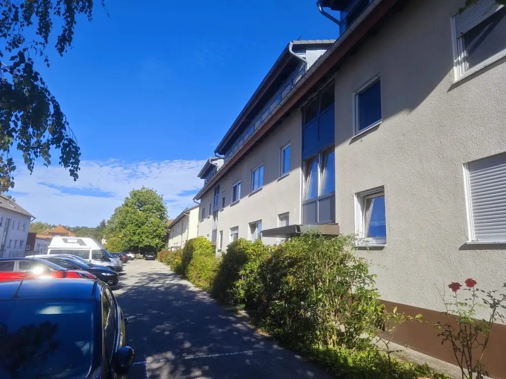 Saniert gehobene sonnige Wohnung mit Tageslichtbad und Stellplatz in Naturnähe