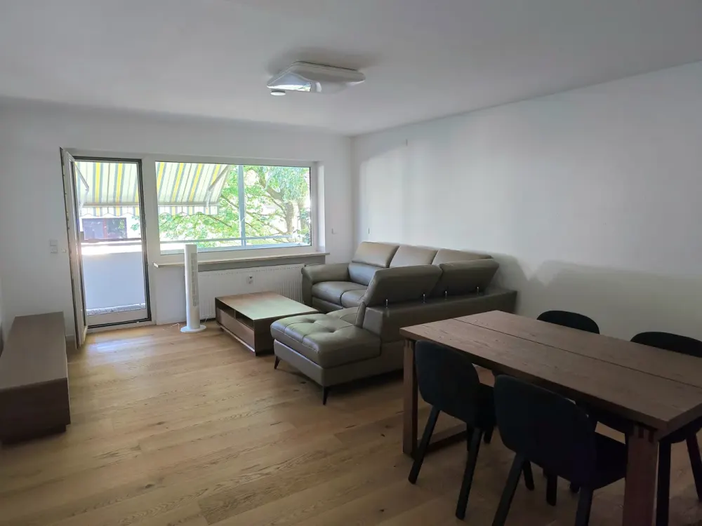 Saniert gehobene sonnige Wohnung mit Tageslichtbad und Stellplatz in Naturnähe
