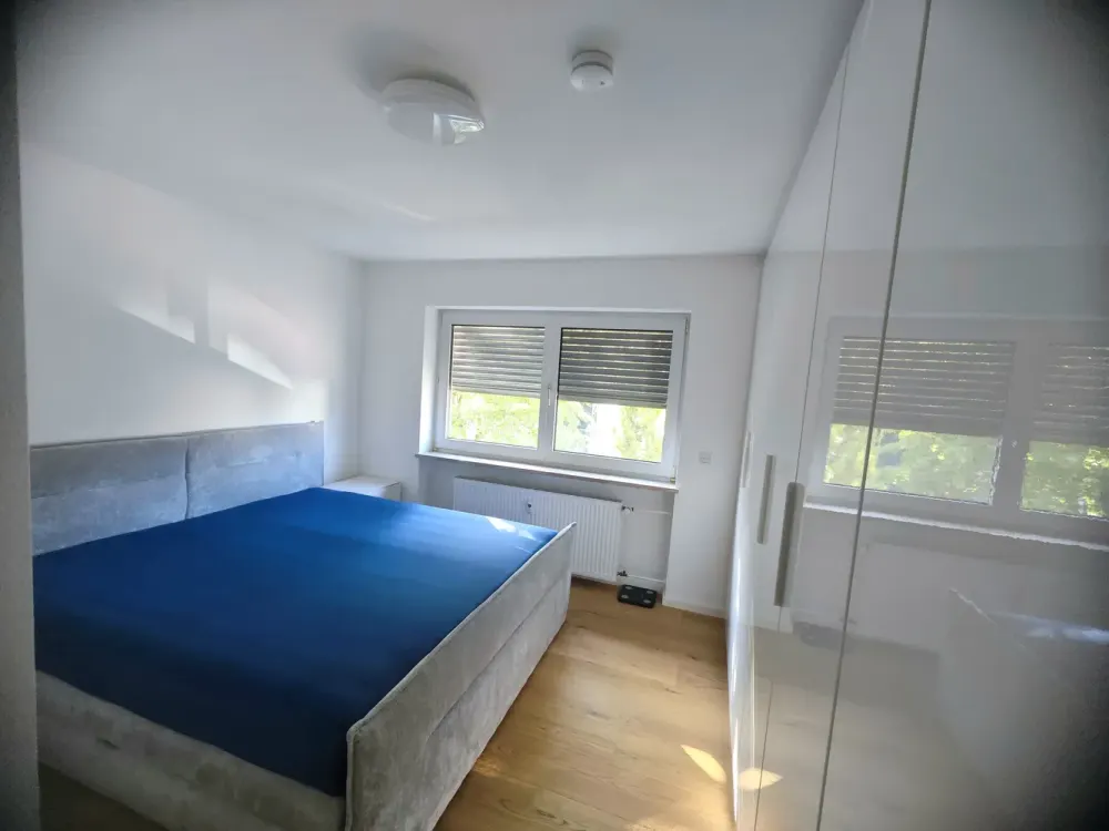 Saniert gehobene sonnige Wohnung mit Tageslichtbad und Stellplatz in Naturnähe