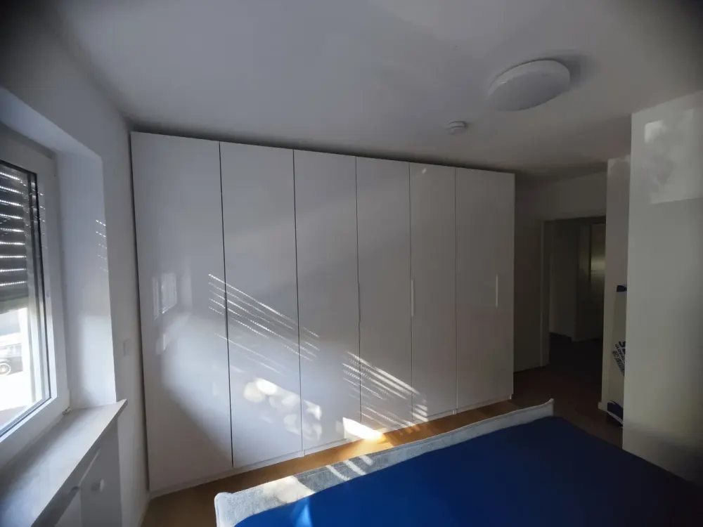 Saniert gehobene sonnige Wohnung mit Tageslichtbad und Stellplatz in Naturnähe