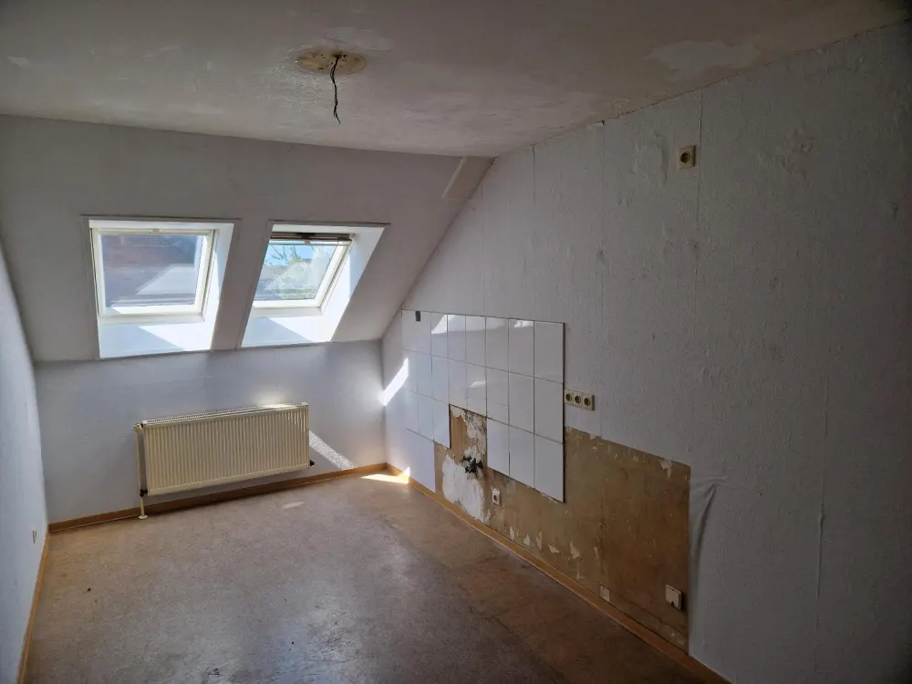 Schöne 3 Zimmer Dachgeschosswohnung mit Balkon, nur mit WBS!