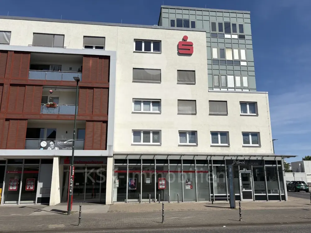 Gepflegte 3-Zimmer-Etagenwohnung mit Einbauküche und Aufzug in zentraler Lage.
