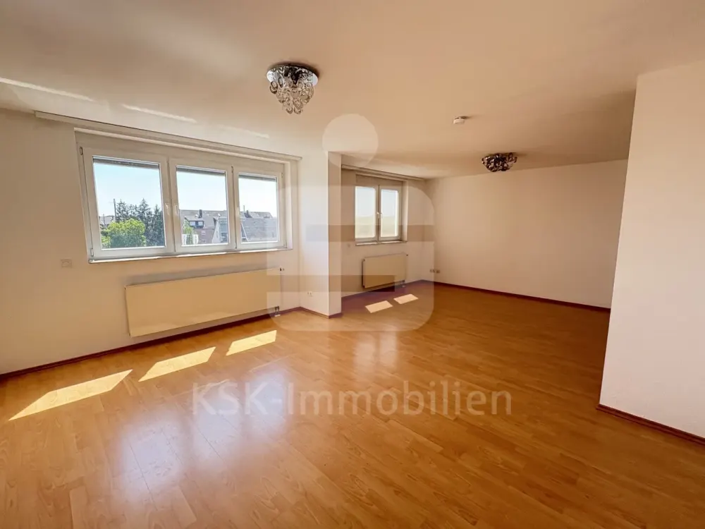 Gepflegte 3-Zimmer-Etagenwohnung mit Einbauküche und Aufzug in zentraler Lage.