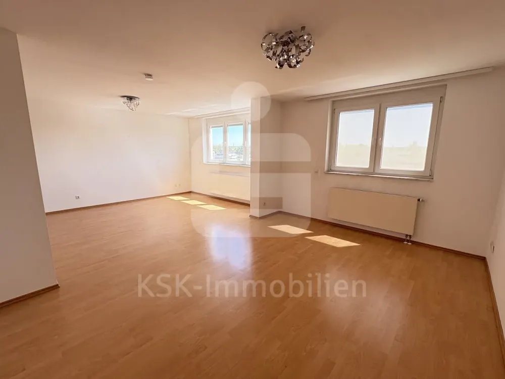 Gepflegte 3-Zimmer-Etagenwohnung mit Einbauküche und Aufzug in zentraler Lage.