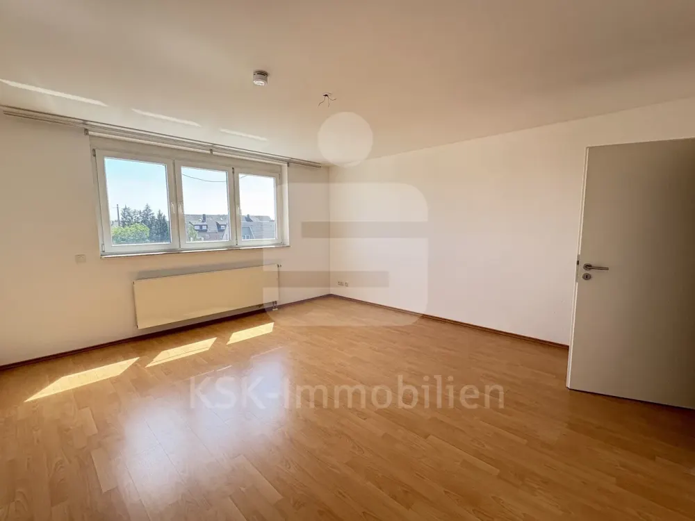 Gepflegte 3-Zimmer-Etagenwohnung mit Einbauküche und Aufzug in zentraler Lage.