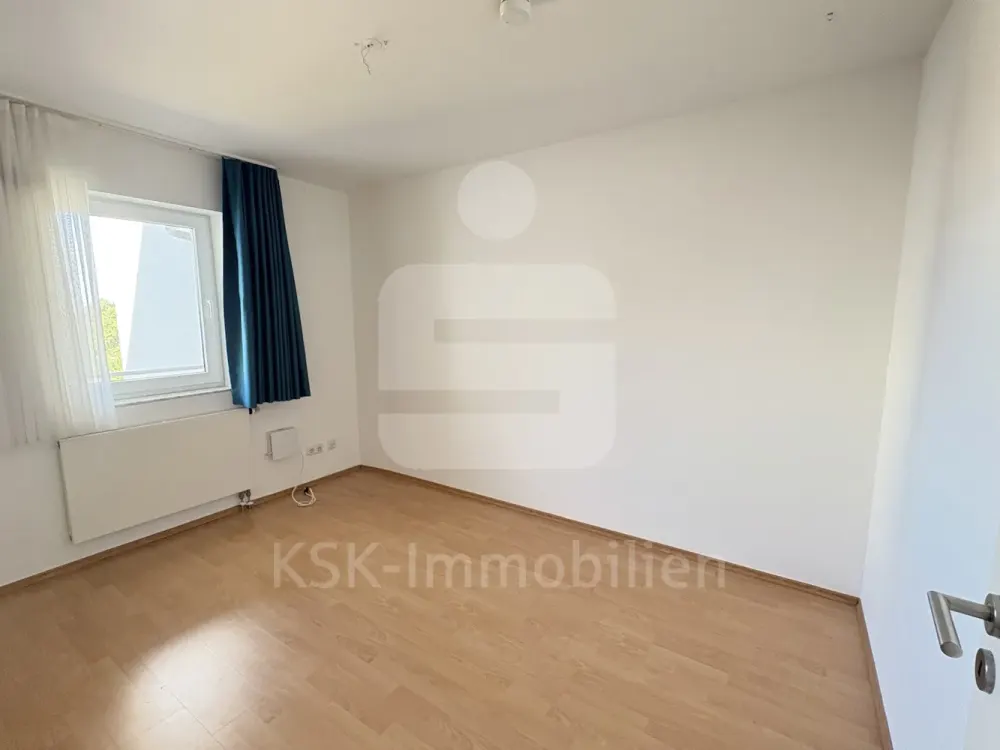 Gepflegte 3-Zimmer-Etagenwohnung mit Einbauküche und Aufzug in zentraler Lage.