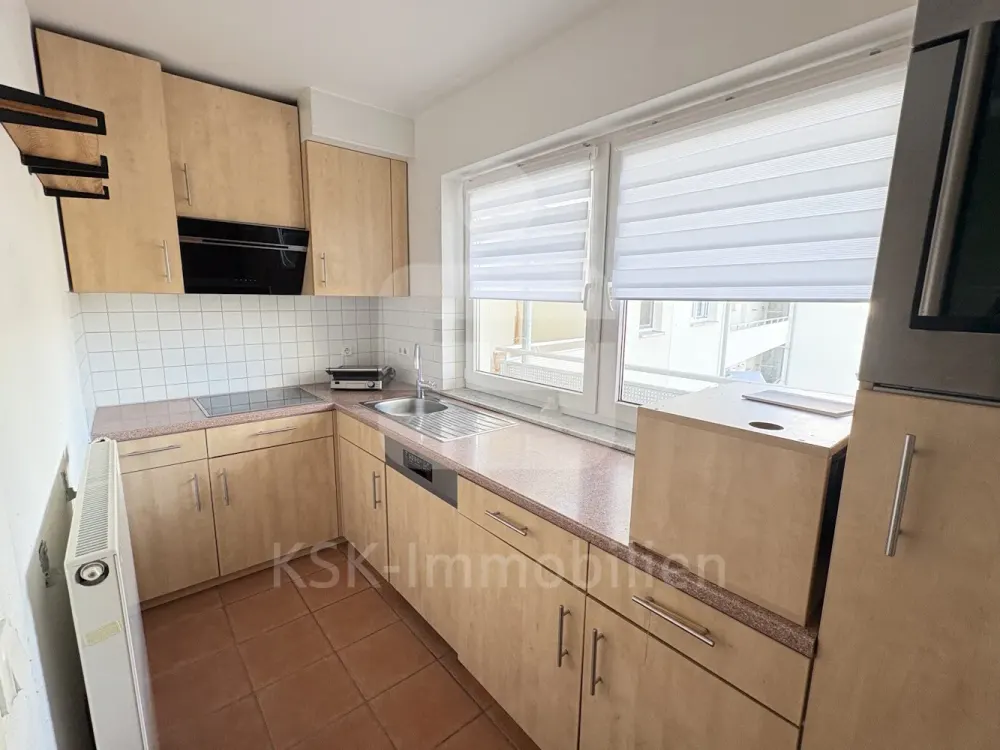 Gepflegte 3-Zimmer-Etagenwohnung mit Einbauküche und Aufzug in zentraler Lage.