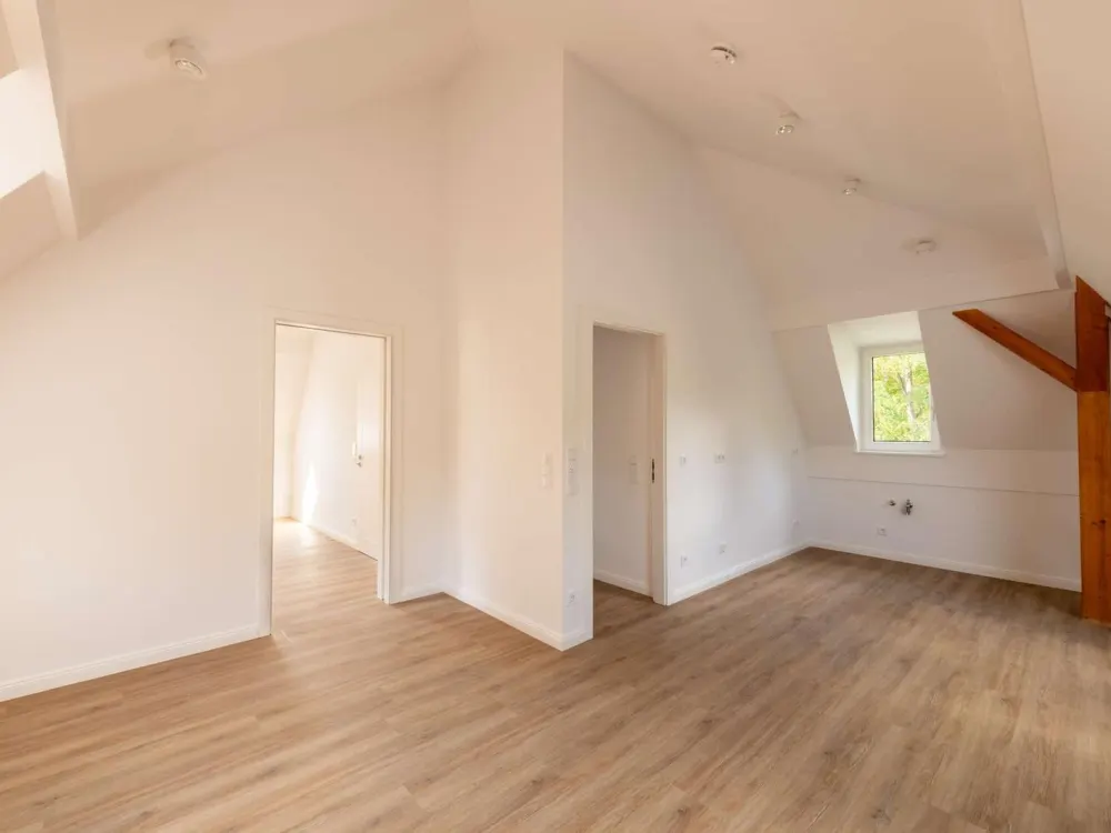Wohnen am Schlosspark: Kernsanierte Dachgeschosswohnung direkt an der Würm