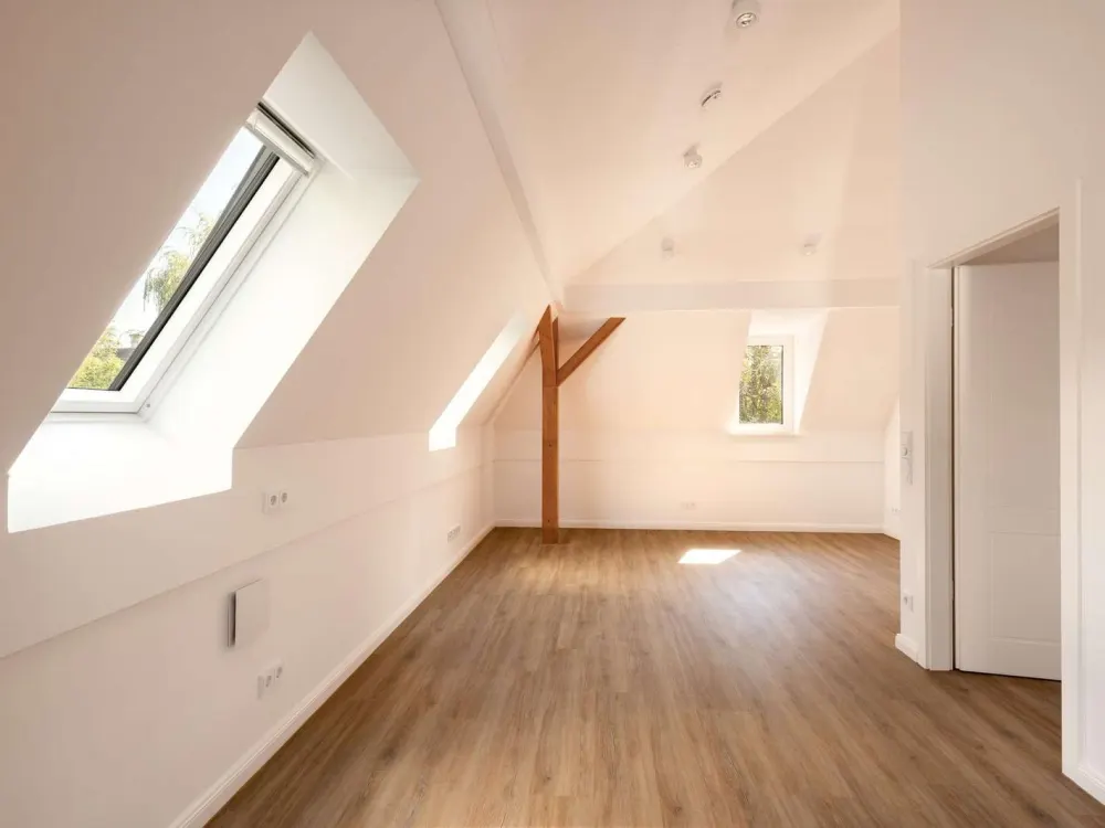 Wohnen am Schlosspark: Kernsanierte Dachgeschosswohnung direkt an der Würm
