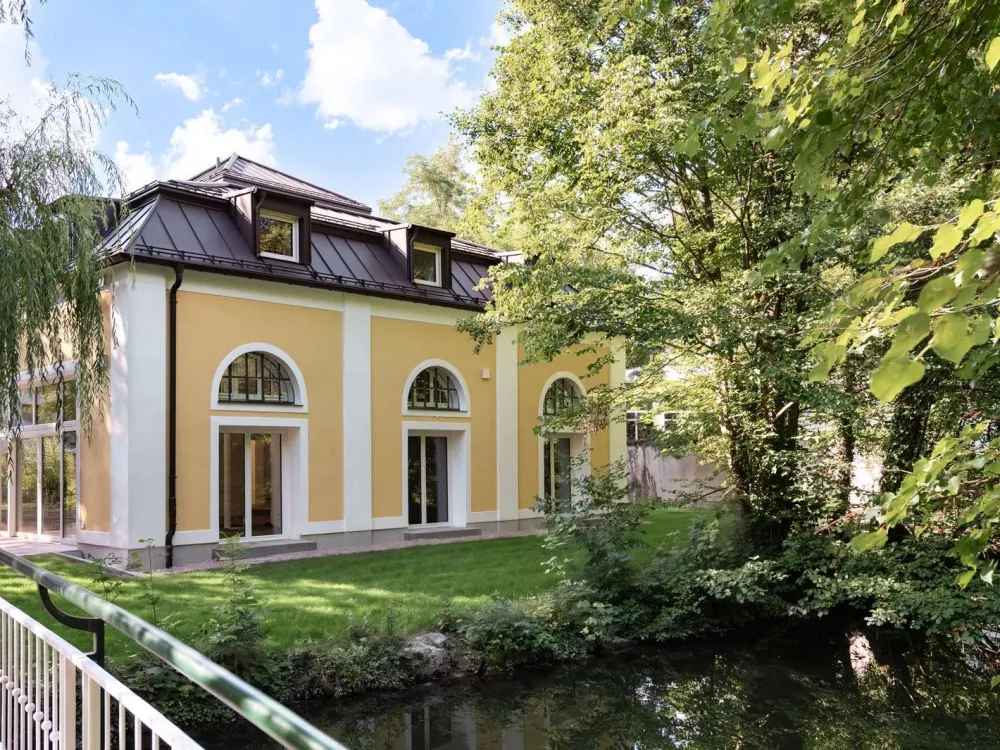 Wohnen am Schlosspark: Kernsanierte Dachgeschosswohnung direkt an der Würm