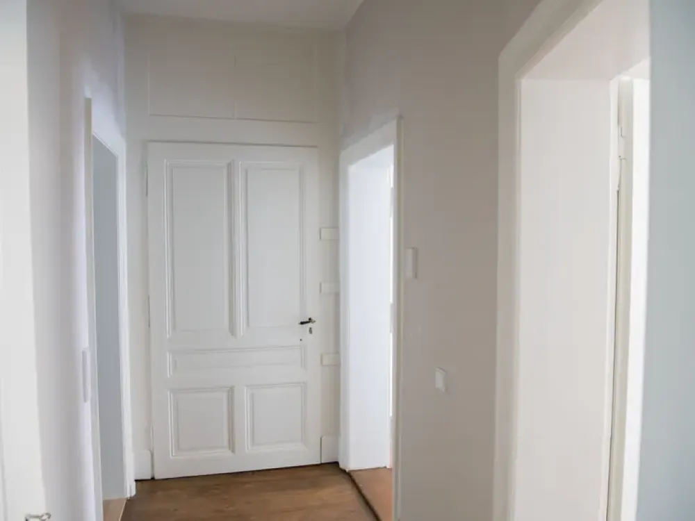 Freshly renovated 2.5-room apartment with fitted kitchen and daylight bathroom